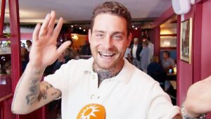 Heftige video: Douwe Bob mishandelt 16-jarige jongen voor de Albert Heijn